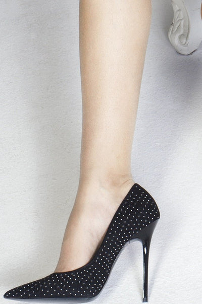 Elegant leg showcasing Trasparenze Invisible 5 Den Ultra Sheer Pantyhose, perfect for any occasion.