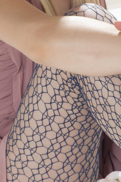 Trasparenze Manhattan Net Tights showcase a delicate hexagon pattern, perfect for styling with light dresses.