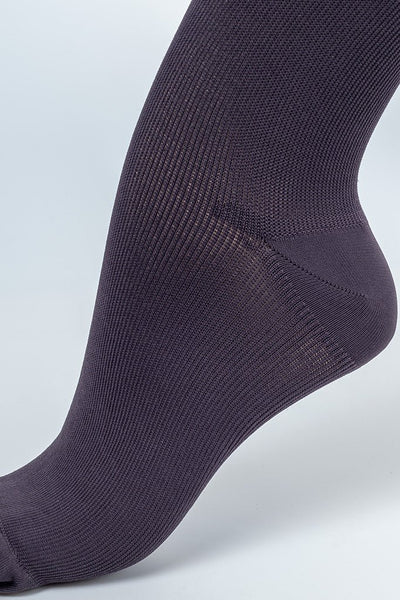 Skywalk Compression Socks 16-20 mmHg 21-27 hPa in dark purple, unisex support for travel and fitness by Ibici.